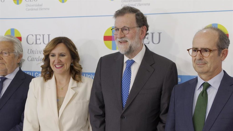 Rajoy asegura que el PSOE "se contagió del gobierno 'Frankestein'" y "rompió con