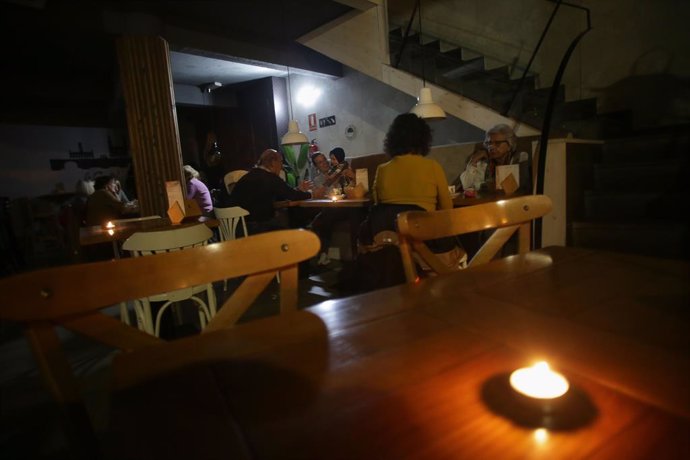 Archivo - Un restaurante se queda a oscuras durante un apagón como protesta por el recibo de la luz, a 8 de noviembre de 2022, en Lugo, Galicia (España). 