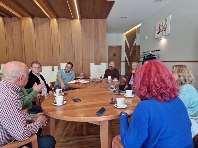 Miembros de la nueva dirección provincial de Adelante Andalucía en Córdoba, durante una reunión.