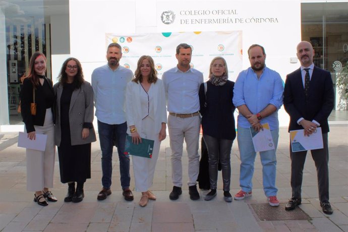 Foto de familia de los galardonados por el Colegio de Enfermería de Córdoba, con la colaboración de Fundación Cajasur.