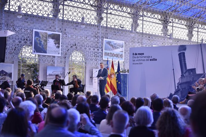 El president del Govern, Pedro Sánchez, en l'acte institucional amb motiu del Dia d'homenatge a les víctimes de l'exili, celebrat a Alacant.