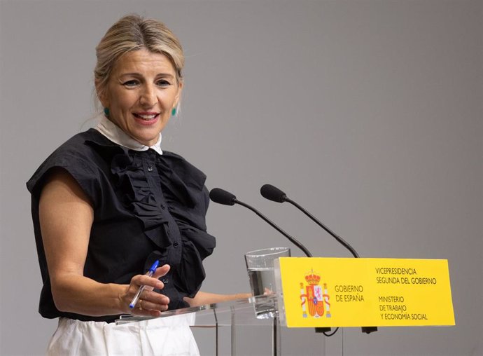 La vicepresidenta segunda y Ministra de Trabajo y Economía Social, Yolanda Díaz, ofrece una rueda de prensa, en el Ministerio de Trabajo, a 29 de abril de 2024, en Madrid (España).