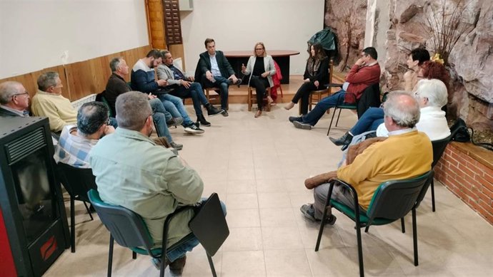 La secretaria general provincial del PSOE Teruel, Mayte Pérez, reunida con cargos públicos de la Sierra de Albarracín.