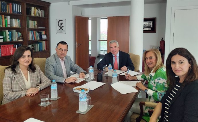 Responsables del Colegio de Farmacéuticos y de la AECC de Córdoba durante la firma del convenio de colaboración.