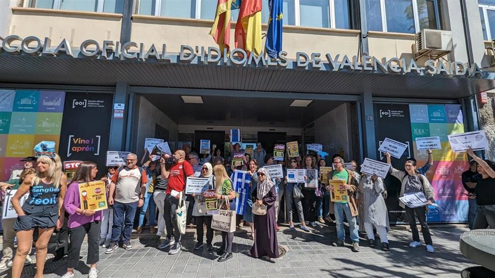 Concentración a las puertas de las EOI Valncia-Sadia