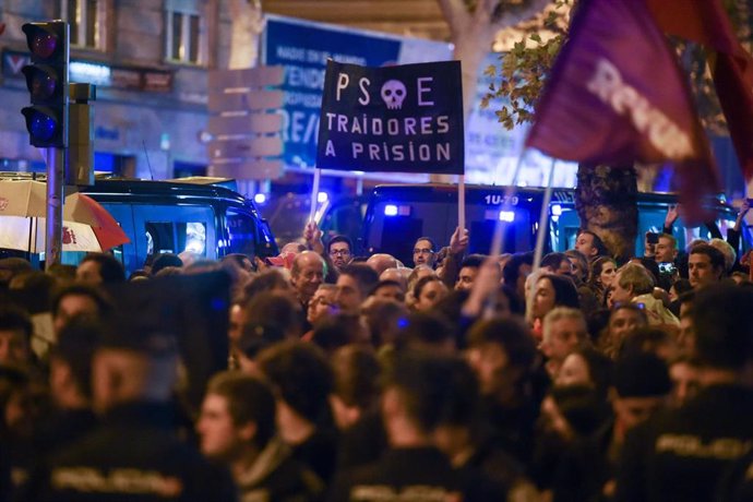 Archivo - Decenas de personas durante una manifestación contra la amnistía frente a la sede del PSOE en Ferraz, a 20 de noviembre de 2023, en Madrid (España). 