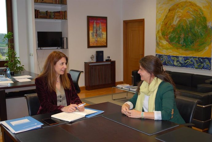 La conselleira do Medio Rural, María José Gómez, se reúne con la alcaldesa de Lobios, María del Carmen Yáñez