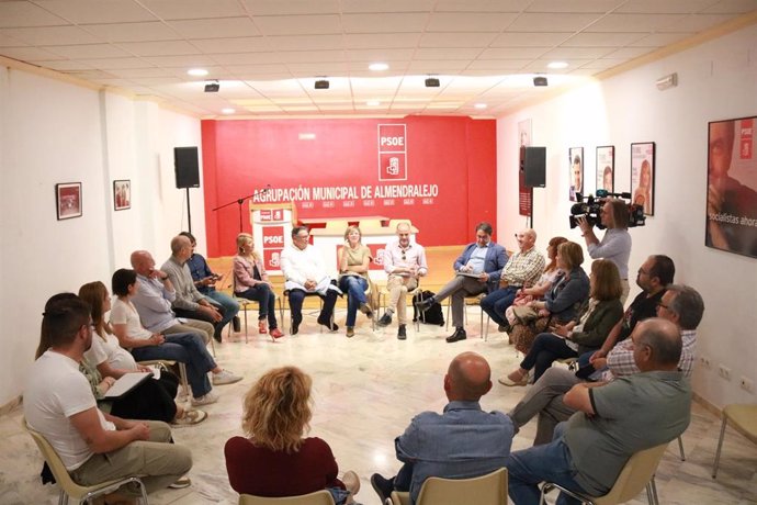 Reunión en Almendralejo de miembros del PSOE con alcaldes y portavoces socialistas de municipios incluidos en el proyecto de regadío de Tierra de Barros