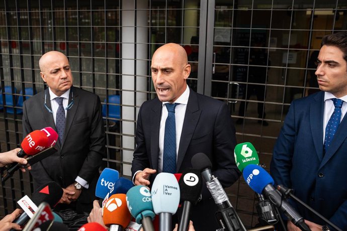 El expresidente de la RFEF Luis Rubiales ofrece declaraciones a los medios a su salida tras declarar en calidad de imputado en el Juzgado de Primera Instancia e Instrucción Número 4 de Majadahonda, a 29 de abril de 2024, en Majadahonda, Madrid (España). L
