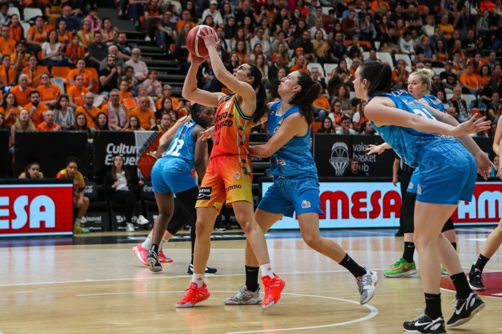 Archivo - Partido entre Valencia Basket y Perfumerías Avenida en la Liga Femenina Endesa