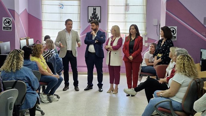 Las autoridades durante la visita a Arcos por el programa 'Preparadas'.