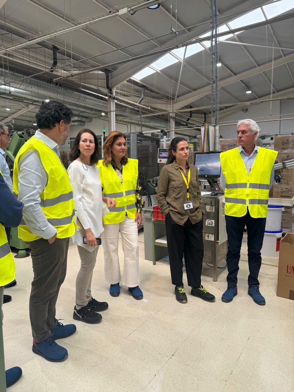 Los diputados del PP por la provincia de Las Palmas Jimena Delgado, Guillermo Mariscal y Carlos Sánchez visitan la fábrica de Dos Santos en Gran Canaria, donde se reunieron con representantes de la Mesa del Tabaco y de la Asociación Industrial de Canari