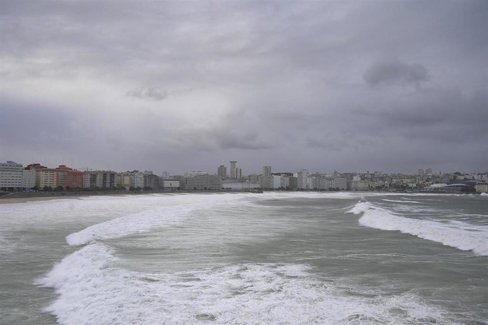 Archivo - El mar, con olas de hasta 10 metros, a 20 de octubre de 2023, en A Coruña, Galicia (España). La Xunta ha activado para hoy la alerta roja por temporal costero en el litoral Norte y Noroeste de la provincia de A Coruña, incluyendo la ciudad, y 