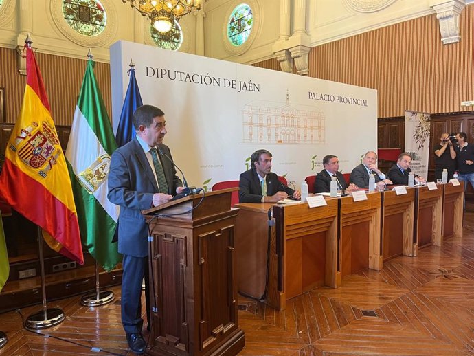 El presidente de la Diputación de Jaén, Paco Reyes, durante la apertura del V Congreso Internacional sobre Aceites de Oliva, Olivar y Salud.