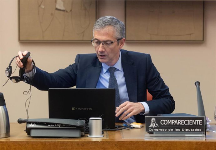 El gobernador del Banco de España, Pablo Hernández de Cos, durante su comparecencia ante la Comisión de Economía, Comercio y Transformación Digital, en el Congreso de los Diputados, a 7 de mayo de 2024, en Madrid (España).
