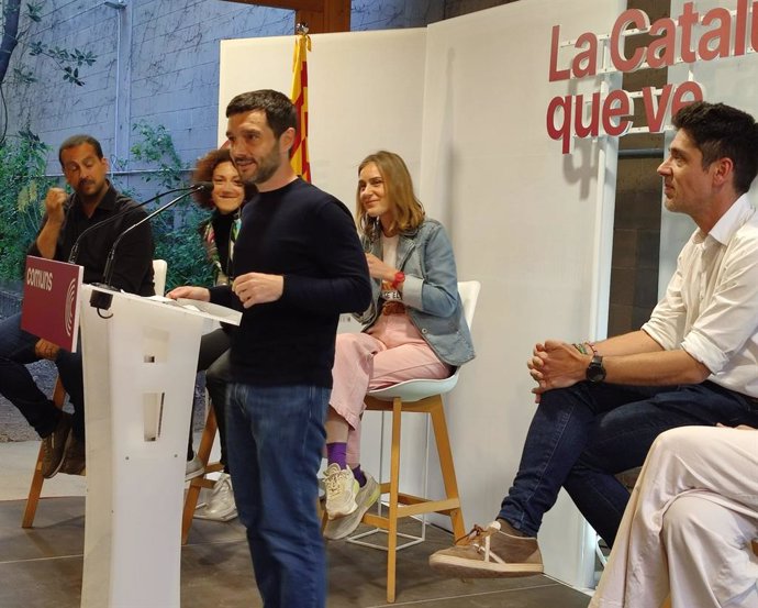 El ministre de Drets Socials, Pablo Bustinduy, en un acte dels Comuns amb la candidata a les catalanes, Jéssica Albiach.