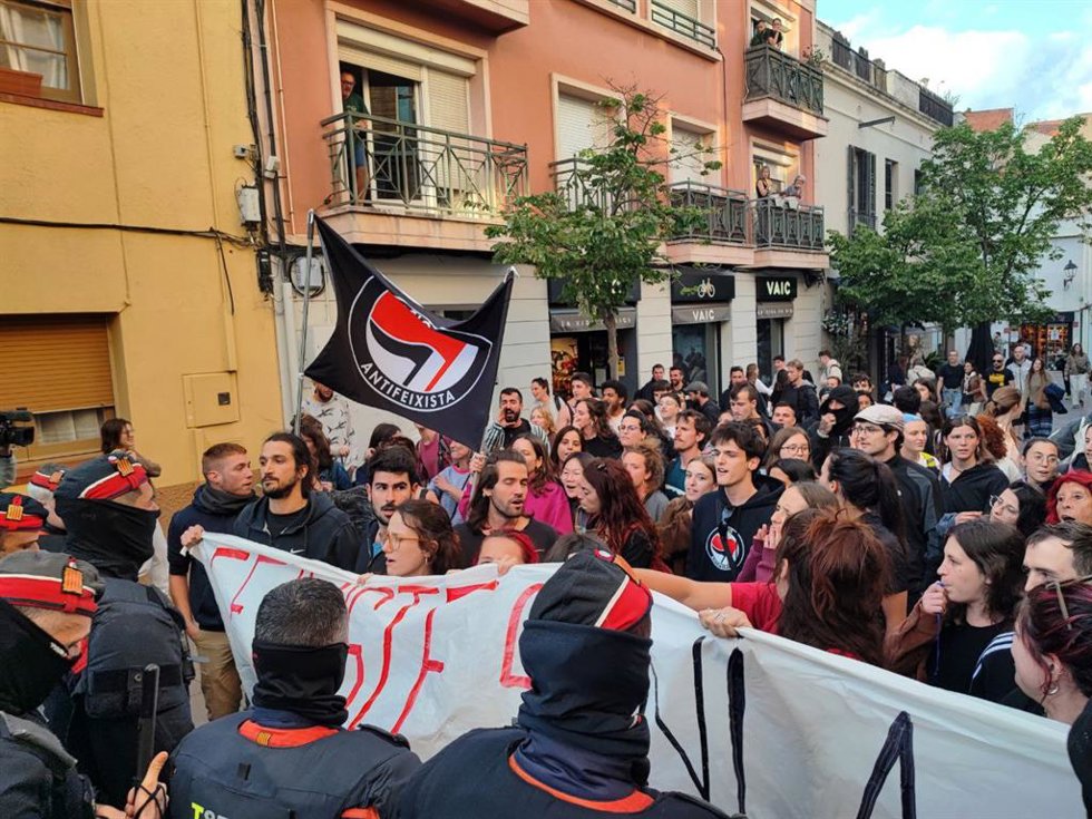 Protesta contra Vox en Sant Cugat del Valls (Barcelona), el 8 de mayo de 2024.