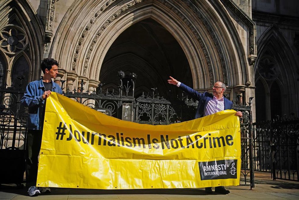 Apoyo a los periodistas Barry McCaffrey y Trevor Birney frente a los Reales Tribunales de Justicia