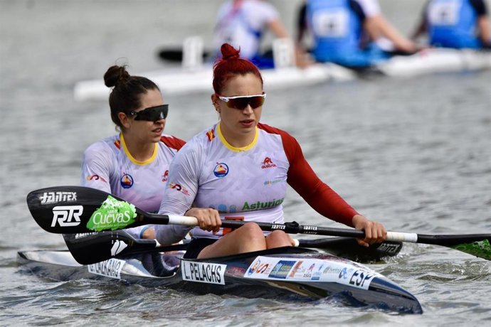 Las piragüistas Begoña Lazcano y Laia Pélachs, en el Preolímpico de Szeged.