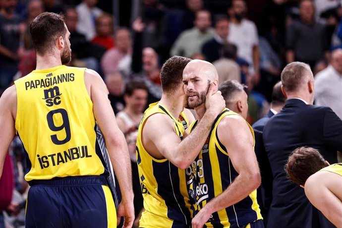 Archivo - Nick Calathes celebra una canasta del Fenerbahçe.