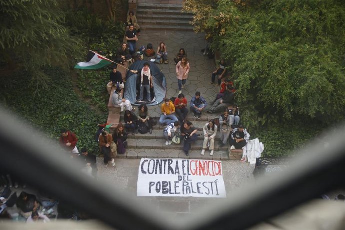 Varias personas durante una sentada en el Edifici Històric de la Universitat de Barcelona (UB), a 6 de mayo de 2024, en Barcelona, Catalunya (España).