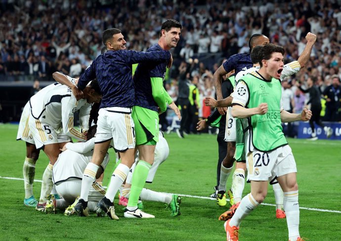 08 May 2024, Spain, Madrid: Real Madrid players celebrate after Joselu (hidden) scores their second goal during the UEFA Champions League semi-final, second leg match between Real Madrid and Bayern Munich at the Santiago Bernabeu. Photo: Isabel Infantes/P