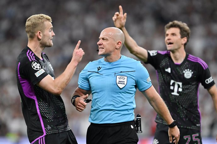 08 May 2024, Spain, Madrid: Munich's Thomas Mueller and Matthijs de Ligt react after referee Szymon Marciniak confirms de Ligt's goal as offiside during the UEFA Champions League semi-final, second leg match between Real Madrid and Bayern Munich at the Sa