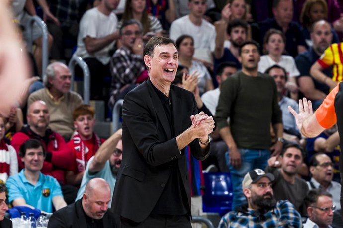 Georgios Bartzokas Head coach of Olympiacos Piraeus gestures during the Turkish Airlines EuroLeague, match played between FC Barcelona and Olympiacos Piraeus at Palau Blaugrana on April 26, 2024 in Barcelona, Spain.