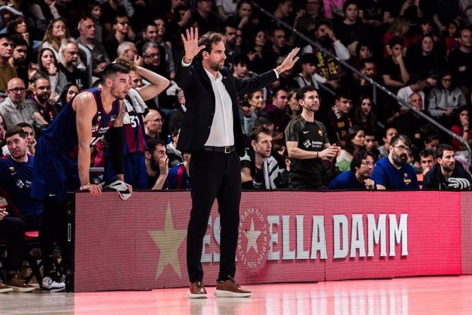 Archivo - Roger Grimau, Head coach of Fc Barcelona gestures during the ACB Liga Endesa, match played between FC Barcelona and Casademont Zaragozaza at Palau Blaugrana on March 03, 2024 in Barcelona, Spain.