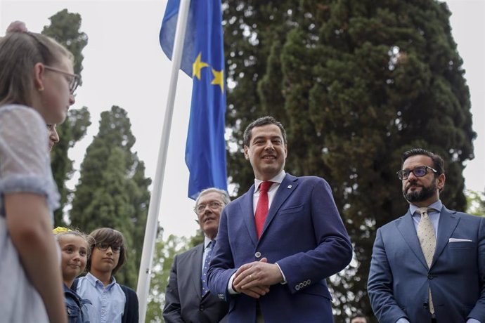 Archivo - El presidente de la Junta de Andalucía, Juanma Moreno (2d) preside el acto de izado de bandera para conmemorar el Día de Europa en una imagen de archivo de 2019