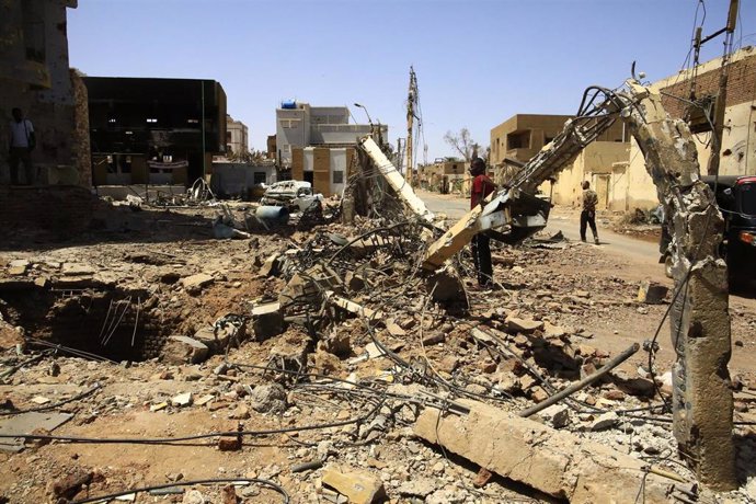 Calle dañada por los combates entre las RSF y el Ejército de Sudán en la ciudad de Omdurmán