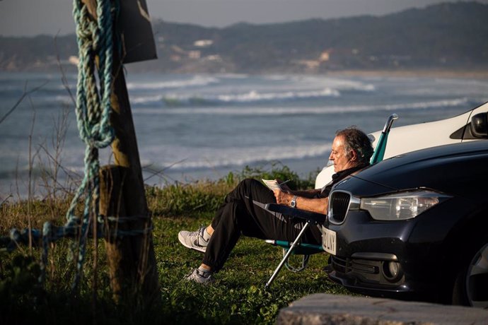 Archivo - Un hombre disfruta del sol en la playa de A Lanzada, a 25 de enero de 2024, en Sanxenxo, Pontevedra, Galicia (España). 