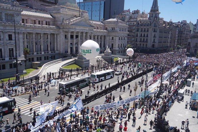 Archivo - Vista de la Plaza del Congreso donde distintas organizaciones se manifiestan en el marco del paro nacional contra el DNU y la ley de bases del presidente Javier Milei. Licencia editorial válida solo para España y 3 MESES a partir de la fecha de 