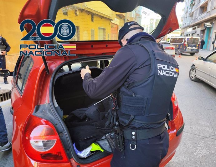 Un agente chequea un vehículo en el dispositivo de seguridad en Orriols
