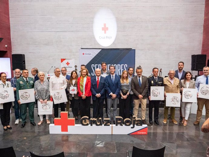Autoridades y premiados por Cruz Roja en la celebración de su día mundial