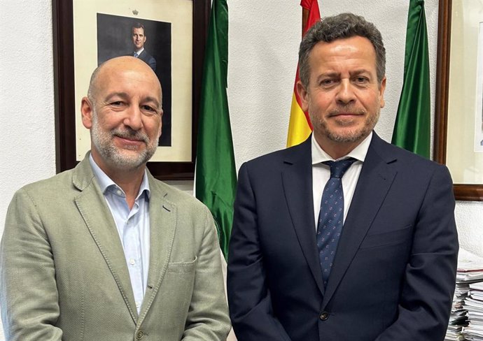 El codirector de Labme Innovación Social, José Luis Muñoz, y el presidente del Colegio Oficial de Ingenieros Técnicos Agrícolas de Andalucía Occidental (Coitand), Carlos León.