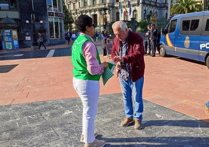 Una voluntaria de la Asociación Española Contra el Cáncer recauda fondos en Oviedo con motivo del Día de la Cuestación.