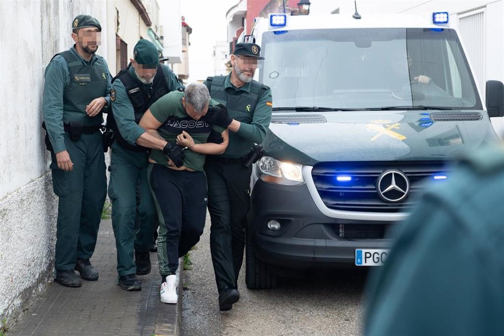 Archivo - Uno de los detenidos por el asesinato de dos guardias civiles en Barbate llegando a los juzgados, en una imagen de archivo.