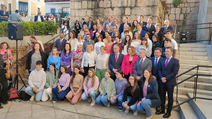 Foto de familia de autoridades y alumnos participantes en el acto con motivo del Día de Europa en la Presidencia de la Junta.