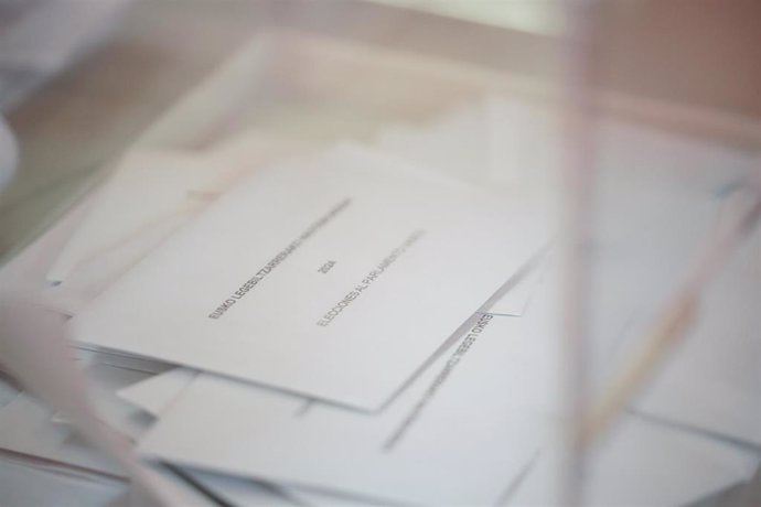 Un sobre electoral en una urna para las elecciones autonómicas vascas, en el Colegio Público Otxandio, a 21 de abril de 2024, en Otxandio.