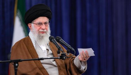 Un asesor de Jamenei dice que Irán "tendrá que cambiar su doctrina nuclear" si hay "amenazas" a su "existencia"
