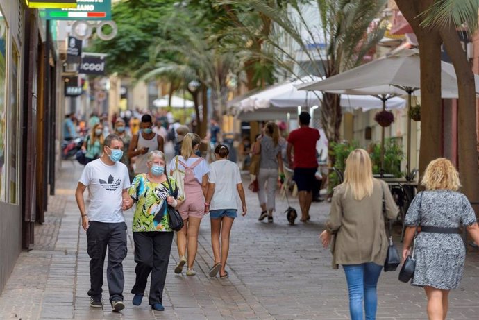 Archivo - Gente paseando por la calle Teobaldo Power,  en Santa Cruz de Tenerife