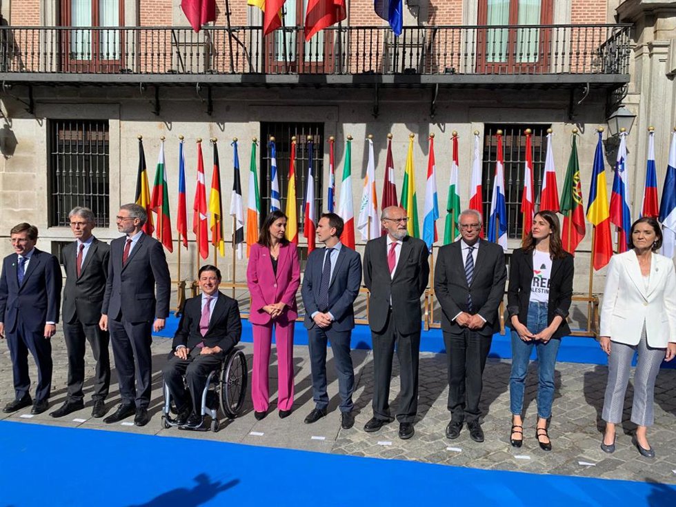 Archivo - La portavoz de Más Madrid, Rita Maestre, verbaliza el 'no a la guerra' con una camiseta por una Palestina libre en el acto por el Día de Europa