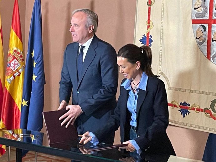 El presidente del Gobierno de Aragón, Jorge Azcón, y la presidenta de las Cortes, Marta Fernández, han firmado el convenio para organizar la exposición de Goya en el Salón del Trono del Palacio de La Aljafería.