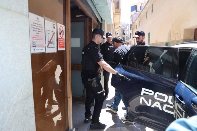 El detenido por el doble crimen de Manacor entra en el Juzgado para prestar declaración ante el juez.