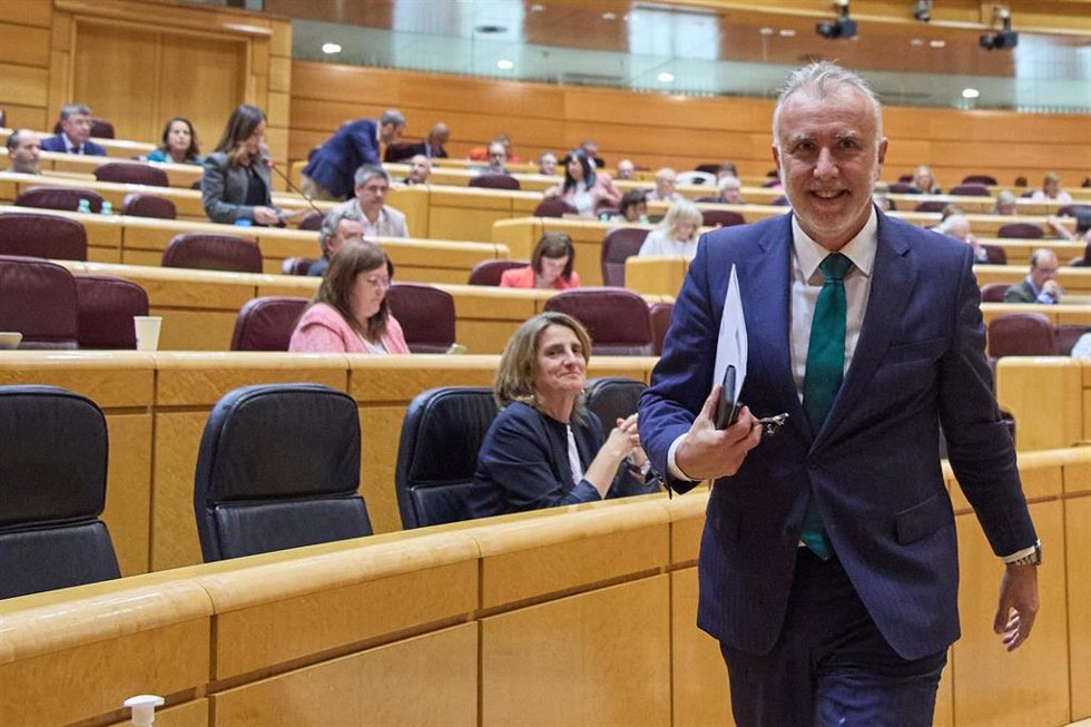 El ministro de Política Territorial y Memoria Democrática, Ángel Víctor Torres, a su salida de una sesión de Control en el Senado, a 7 de mayo de 2024, en Madrid (España). Durante la sesión, se han abordado cuestiones como la ejecución de la construcció