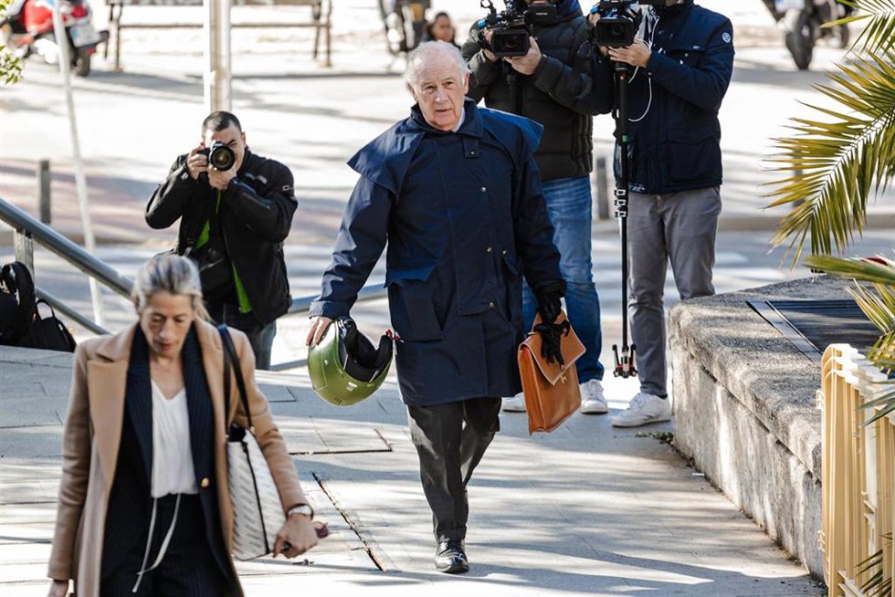 El exvicepresidente del Gobierno Rodrigo Rato a su llegada a un juicio en la Audiencia Provincial, a 10 de abril de 2024, en Madrid (España). La Fiscalía Anticorrupción acusa a Rato de once delitos contra la Hacienda Pública y otros con una petición de 