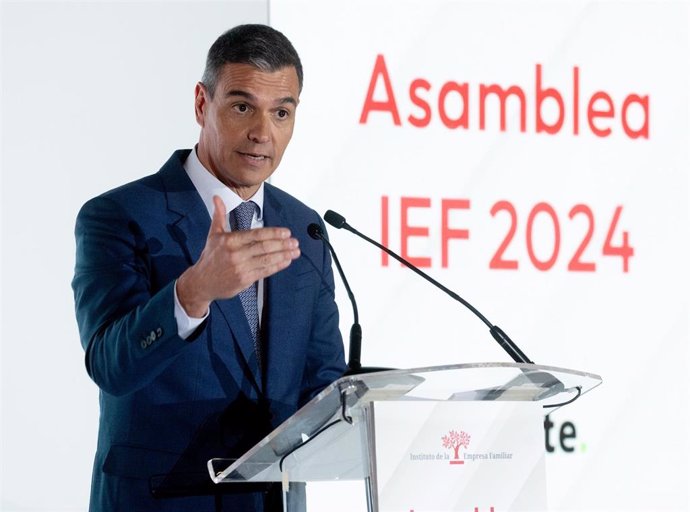 El presidente del Gobierno, Pedro Sánchez, interviene durante la clausura de la Asamblea anual del Instituto de la Empresa Familiar (IEF), en el Teatro Real, a 8 de mayo de 2024