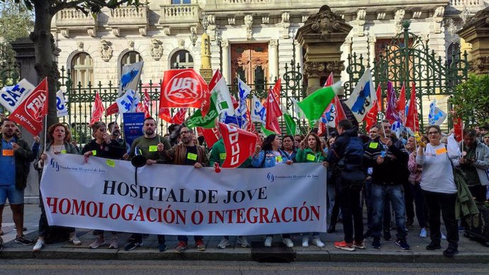 Trabajadores de Jove protestan frente a la Junta General del Principado para reclamar mejoras laborales.