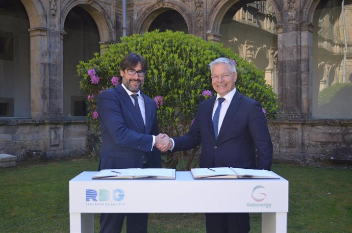 El consejero delegado de RDG, Emilio Bruquetas, y el presidente de Galenergy, José Núñez García, firman un acuerdo entre ambas empresas para el desarrollo de energías limpias y autoconsumo verde.